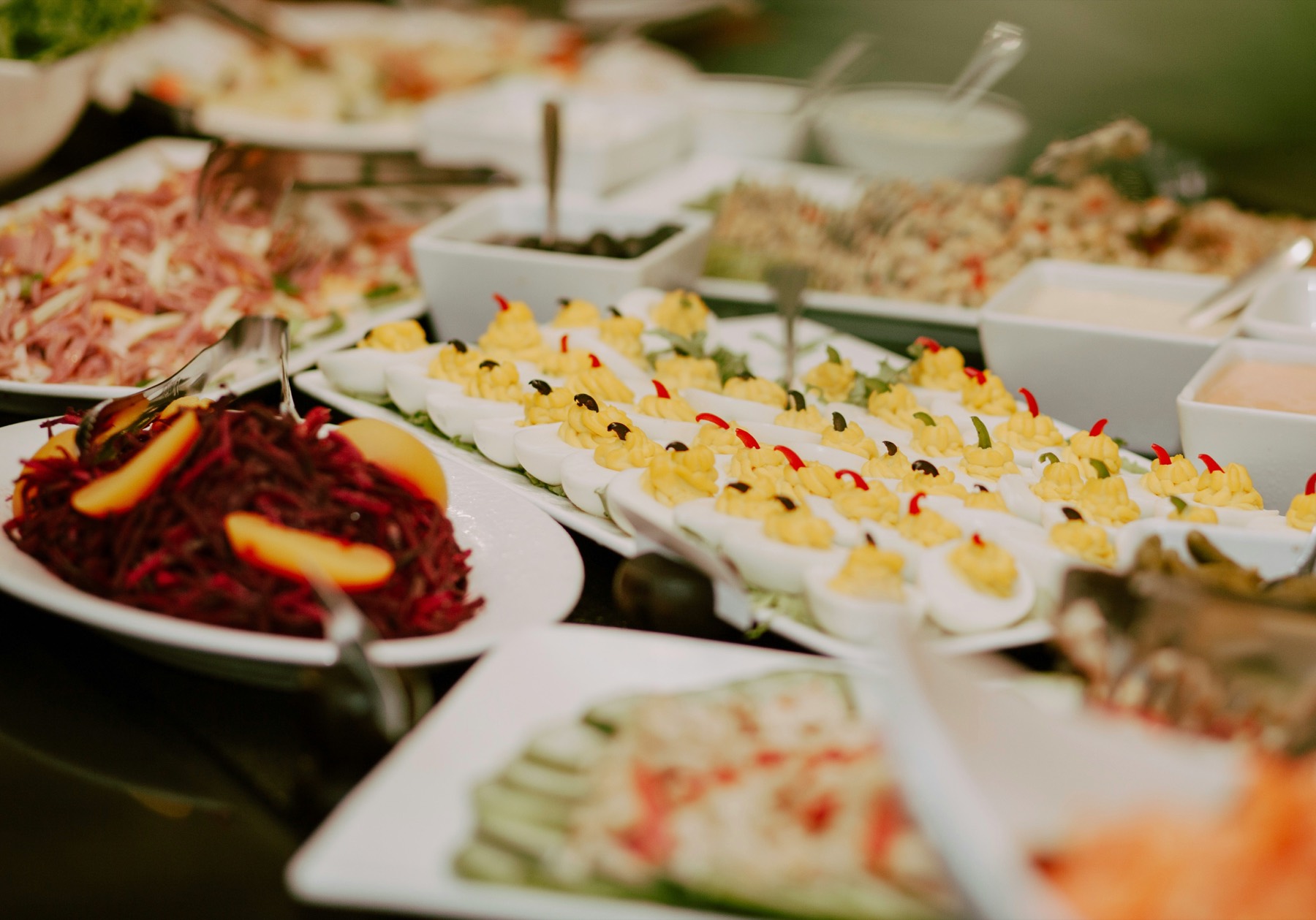 Buffet coloré de mise en bouche pour une réception malienne