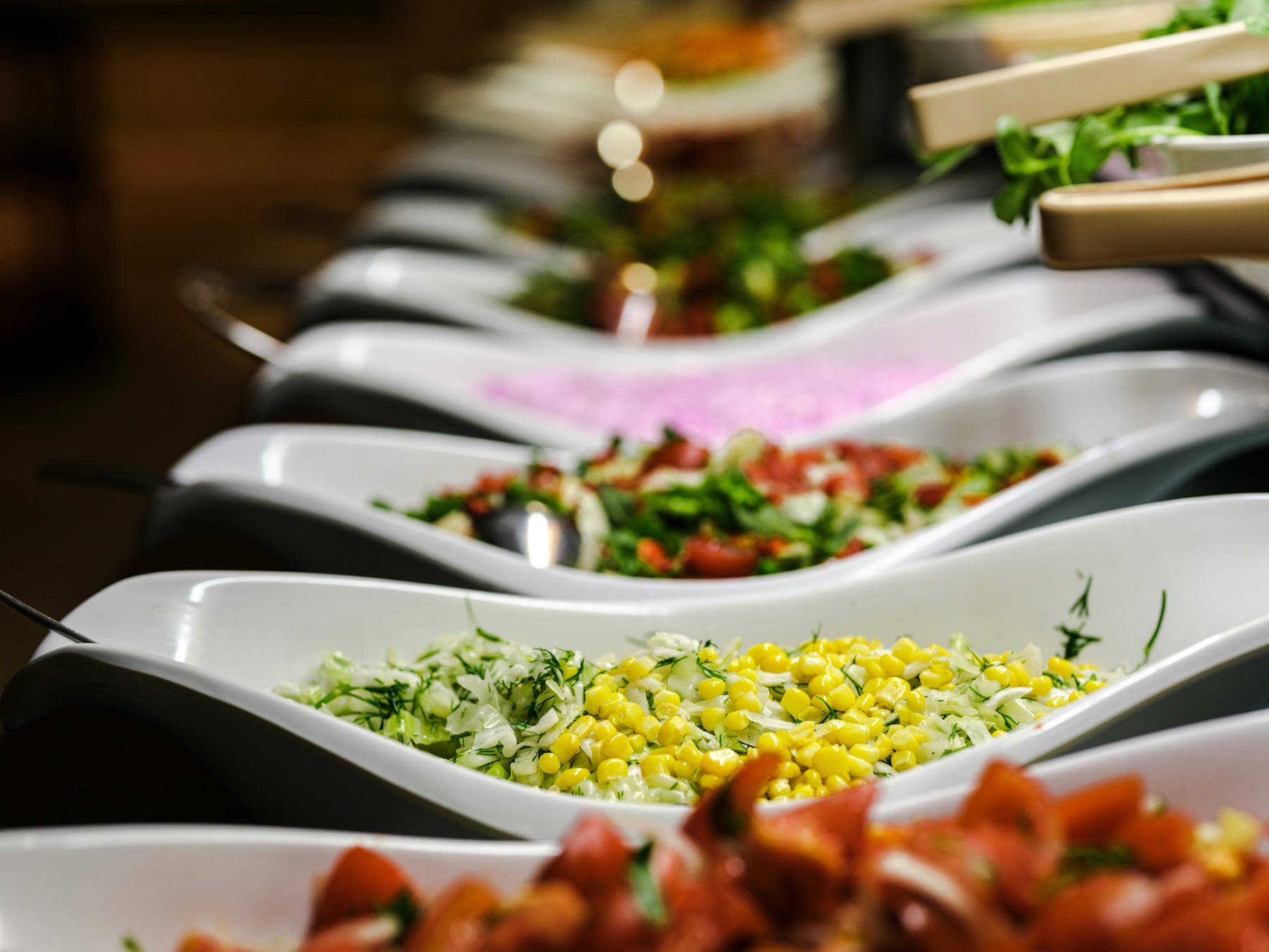 Buffet de salades fraîches et colorées