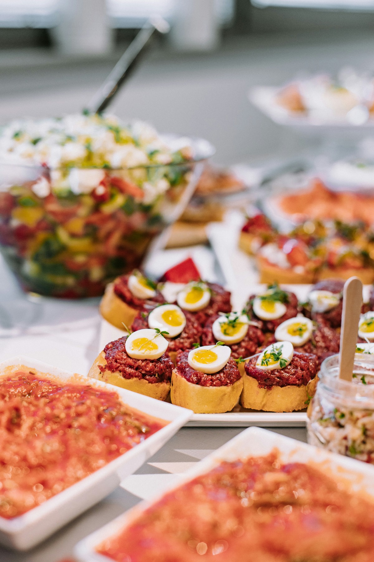 Mezze et bouchées dressés pour un buffet arménien