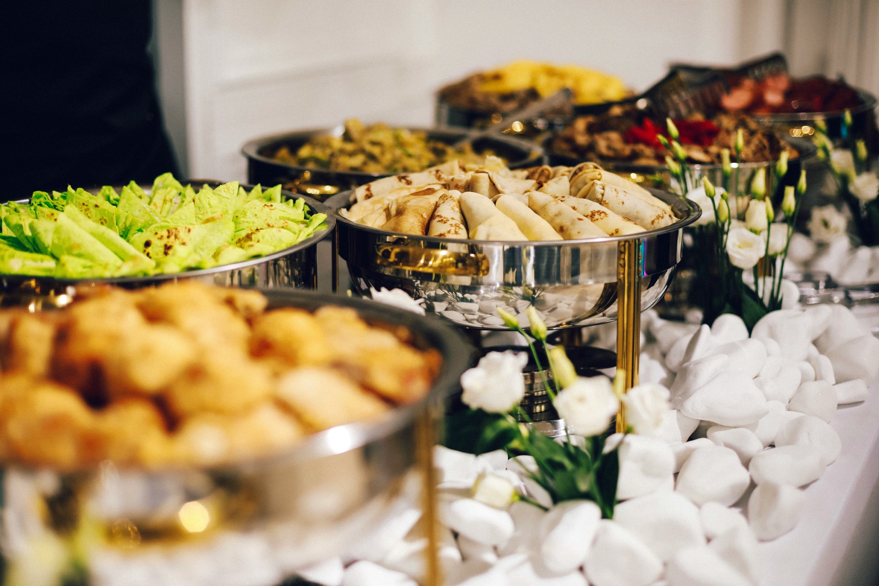 Buffet dressé pour une réception de mariage, plats chauds et pièces cocktail