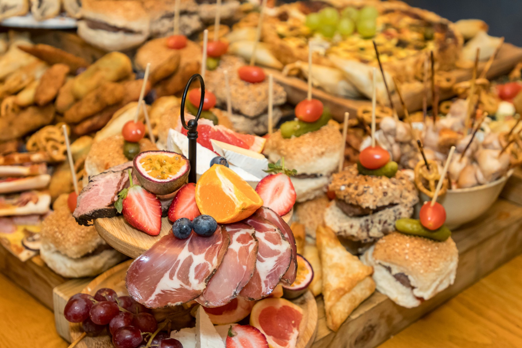 Planche de charcuterie et fruits pour une réception aux accents portugais